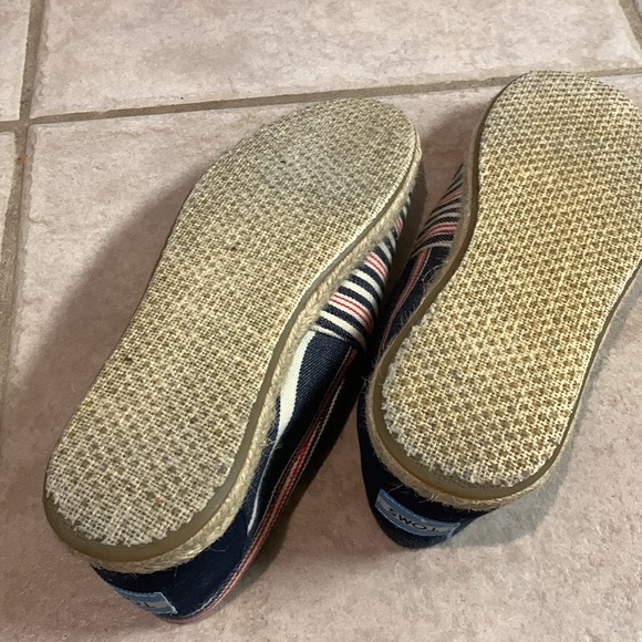 TOMS CANVAS SHOE - Picture 6 of 7